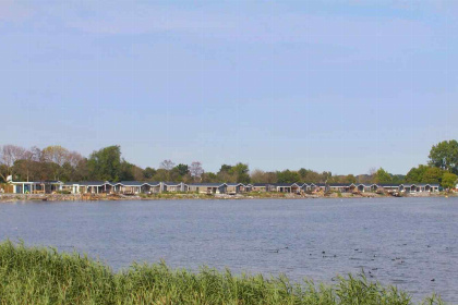 012 4 persoons chalet gelegen aan het water met terras