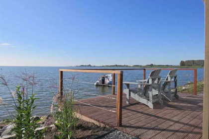 015 4 persoons chalet gelegen aan het water met terras