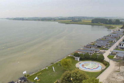 016 4 persoons chalet gelegen aan het water met terras