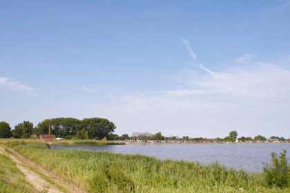 017 4 persoons chalet gelegen aan het water met terras