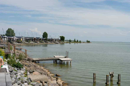 022 4 persoons chalet gelegen aan het water met terras