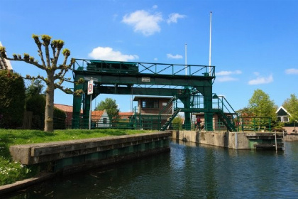 023 4 persoons chalet gelegen aan het water met terras