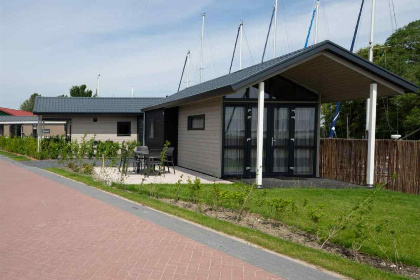 002 Compacte 4 persoons Tiny House met sfeerhaard op vakantiepark aan het Markermeer