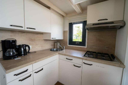 004 Compacte 4 persoons Tiny House met sfeerhaard op vakantiepark aan het Markermeer