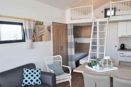 005 Compacte 4 persoons Tiny House met sfeerhaard op vakantiepark aan het Markermeer