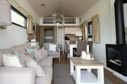 006 Compacte 4 persoons Tiny House met sfeerhaard op vakantiepark aan het Markermeer