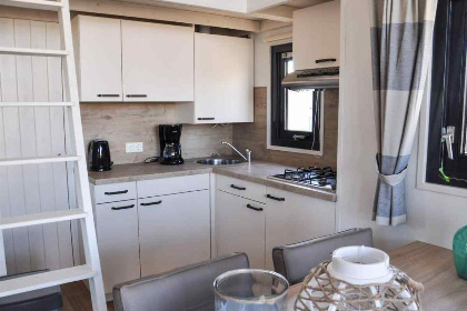 007 Compacte 4 persoons Tiny House met sfeerhaard op vakantiepark aan het Markermeer