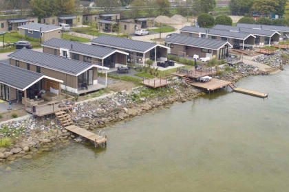 010 Compacte 4 persoons Tiny House met sfeerhaard op vakantiepark aan het Markermeer