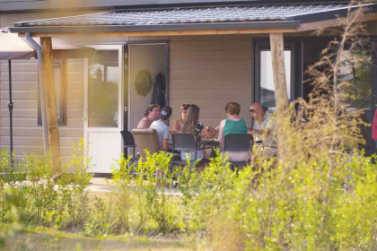 019 Compacte 4 persoons Tiny House met sfeerhaard op vakantiepark aan het Markermeer