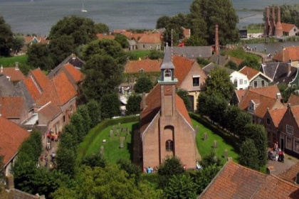 026 Compacte 4 persoons Tiny House met sfeerhaard op vakantiepark aan het Markermeer