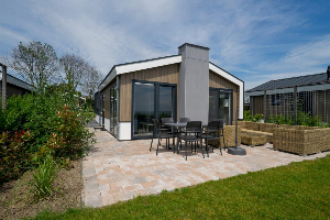 Mooi 6 persoons chalet met eigen vlonder aan het Markermeer op een vakantiepark