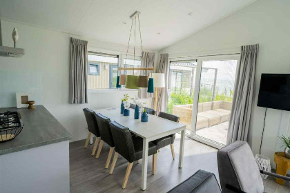 006 Mooi 6 persoons chalet met eigen vlonder aan het Markermeer op een vakantiepark