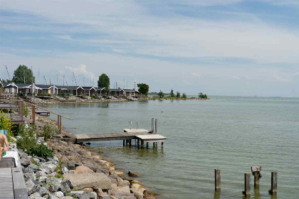 007 Mooi 6 persoons chalet met eigen vlonder aan het Markermeer op een vakantiepark