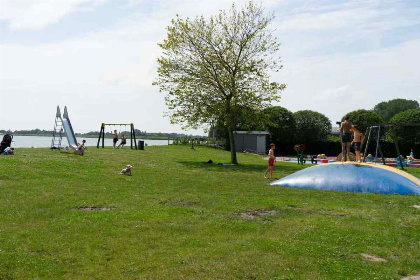 010 Mooi 6 persoons chalet met eigen vlonder aan het Markermeer op een vakantiepark