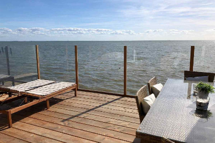 015 Prachtige villa voor 6 personen aan het Markermeer met mooi uitzicht vanaf het terras