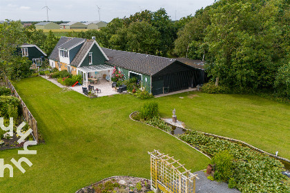 005 Prachtig gelegen 12 persoon vakantiehuis met ruime tuin in het Noord Hollandse Burgerburg
