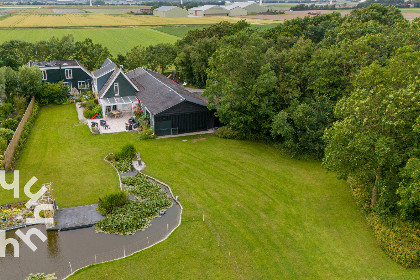 015 Prachtig gelegen 12 persoon vakantiehuis met ruime tuin in het Noord Hollandse Burgerburg