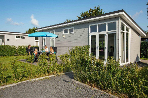 Basic 5 persoons chalet op vakantiepark met buitenzwembad