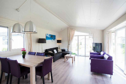 010 Comfortabel 5 persoons chalet op vakantiepark met buitenzwembad