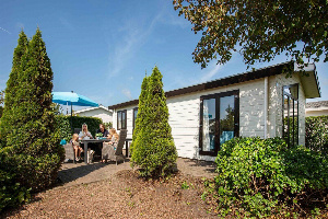 Vier persoons chalet op vakantiepark met buitenzwembad