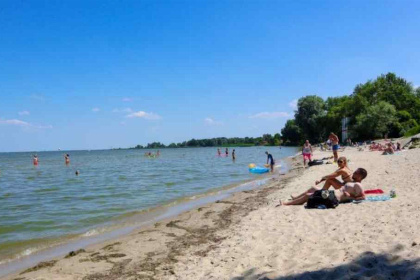 012 4 persoons vakantiehuis met sfeerhaard op vakantiepark Enhuizer Strand aan het IJsselmeer