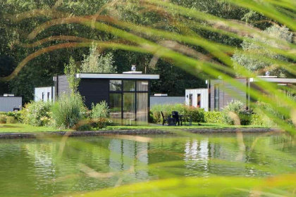 016 6 persoons chalet met veel privacy en ruimte op een vakantiepark in Halfweg