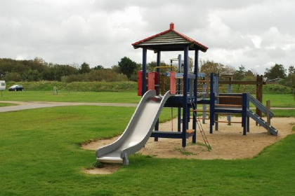 015 Vakantiechalet voor 6 personen op een familiepark op 600m afstand van de Noordzee kust