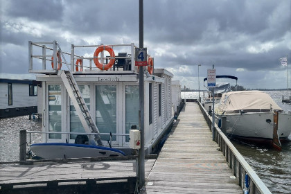 026 Gezellige 4 persoons woonboot aan de Loosdrechtse Plassen | eigen sub en kano