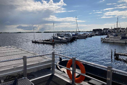 045 Gezellige 4 persoons woonboot aan de Loosdrechtse Plassen | eigen sub en kano