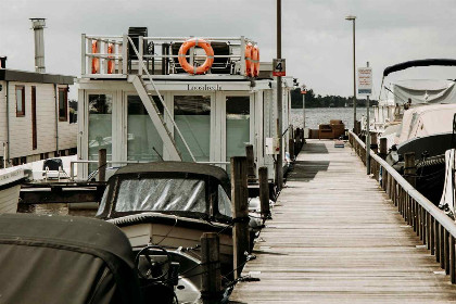 047 Gezellige 4 persoons woonboot aan de Loosdrechtse Plassen | eigen sub en kano