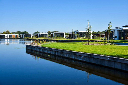 003 Moderne 4 persoons vakantievilla met uitzicht op het water in Loosdrecht