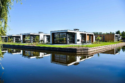 005 Moderne 4 persoons vakantievilla met uitzicht op het water in Loosdrecht