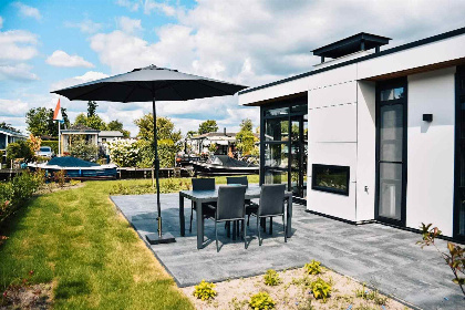 007 Moderne 4 persoons vakantievilla met uitzicht op het water in Loosdrecht