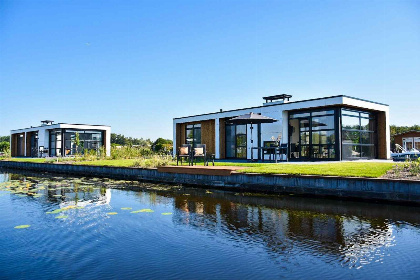 011 Moderne 4 persoons vakantievilla met uitzicht op het water in Loosdrecht