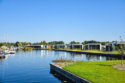 015 Moderne 4 persoons vakantievilla met uitzicht op het water in Loosdrecht