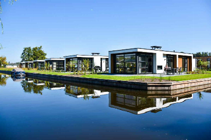 020 Moderne 4 persoons vakantievilla met uitzicht op het water in Loosdrecht