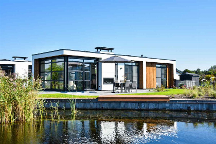 021 Moderne 4 persoons vakantievilla met uitzicht op het water in Loosdrecht