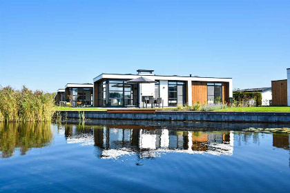 022 Moderne 4 persoons vakantievilla met uitzicht op het water in Loosdrecht