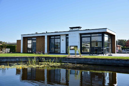 023 Moderne 4 persoons vakantievilla met uitzicht op het water in Loosdrecht