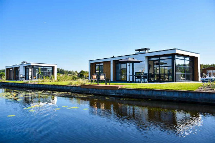 024 Moderne 4 persoons vakantievilla met uitzicht op het water in Loosdrecht