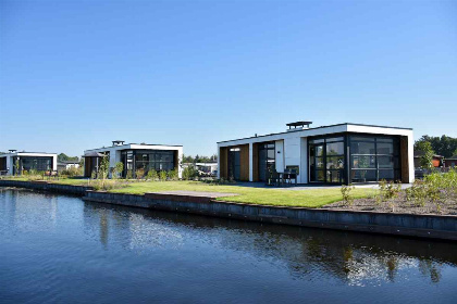 026 Moderne 4 persoons vakantievilla met uitzicht op het water in Loosdrecht