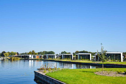 027 Moderne 4 persoons vakantievilla met uitzicht op het water in Loosdrecht