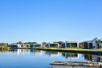 028 Moderne 4 persoons vakantievilla met uitzicht op het water in Loosdrecht