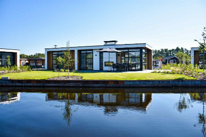 029 Moderne 4 persoons vakantievilla met uitzicht op het water in Loosdrecht