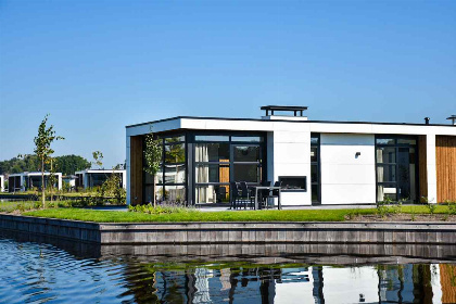 030 Moderne 4 persoons vakantievilla met uitzicht op het water in Loosdrecht