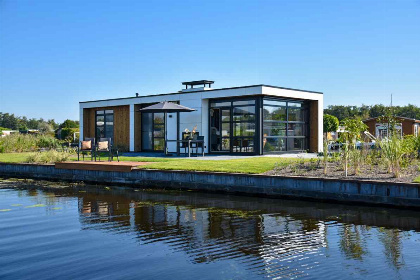 031 Moderne 4 persoons vakantievilla met uitzicht op het water in Loosdrecht