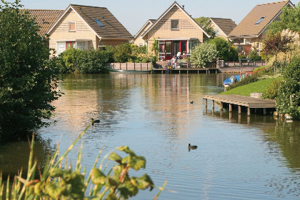 008 Comfortabel 6 persoons vakantiehuis aan het water in Medemblik, nabij het IJsselmeer