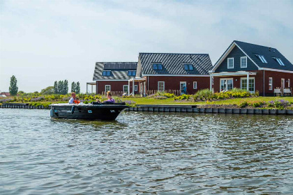 021 Comfortabel 6 persoons vakantiehuis aan het water in Medemblik, nabij het IJsselmeer