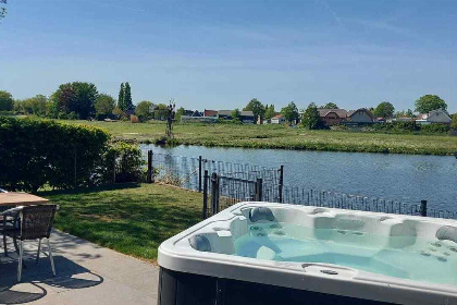 011 Luxe 6 persoons vakantiehuis met een bubbelbad en sauna op Vakantiepark IJsselmeer