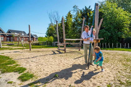 033 Luxe 6 persoons vakantiehuis met een bubbelbad en sauna op Vakantiepark IJsselmeer